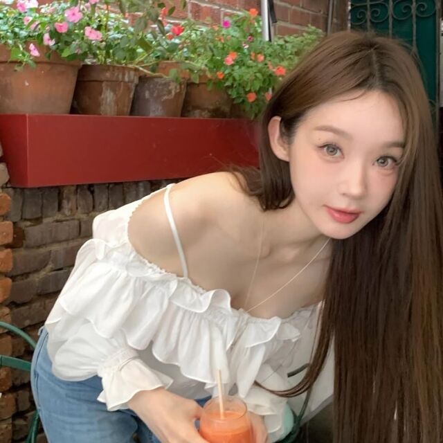 노란 수영복에 섹시한 몸매 어필하는 존예 처자