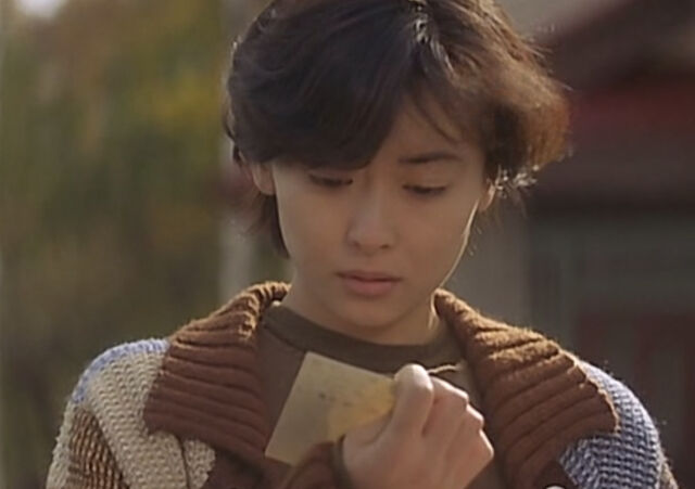 노란 수영복에 섹시한 몸매 어필하는 존예 처자