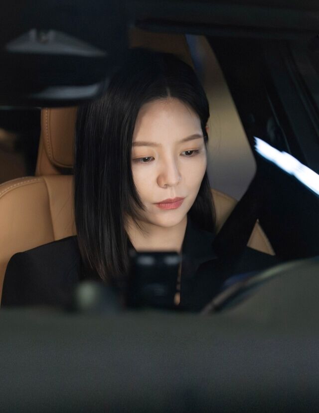 노란 수영복에 섹시한 몸매 어필하는 존예 처자