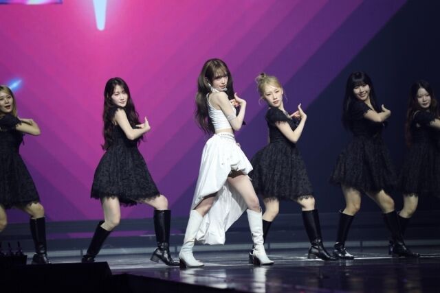 노란 수영복에 섹시한 몸매 어필하는 존예 처자