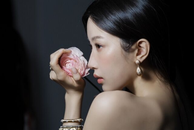 노란 수영복에 섹시한 몸매 어필하는 존예 처자