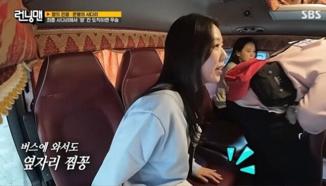 노란 수영복에 섹시한 몸매 어필하는 존예 처자