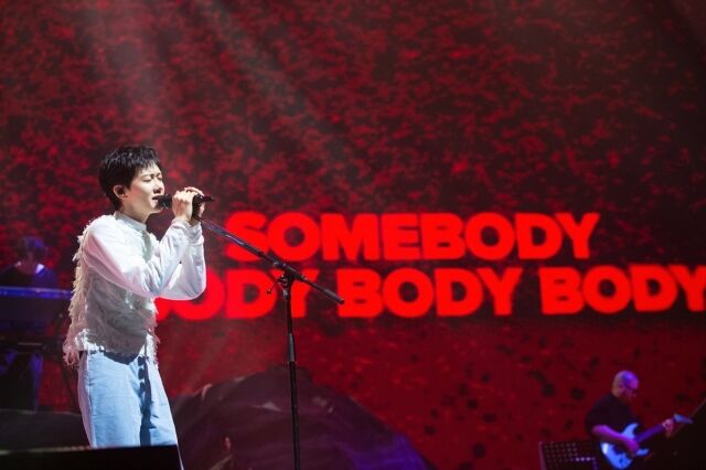 노란 수영복에 섹시한 몸매 어필하는 존예 처자