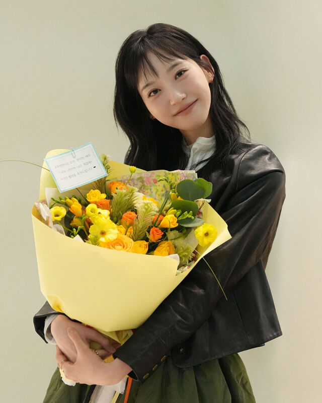 노란 수영복에 섹시한 몸매 어필하는 존예 처자