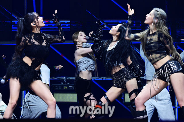 노란 수영복에 섹시한 몸매 어필하는 존예 처자