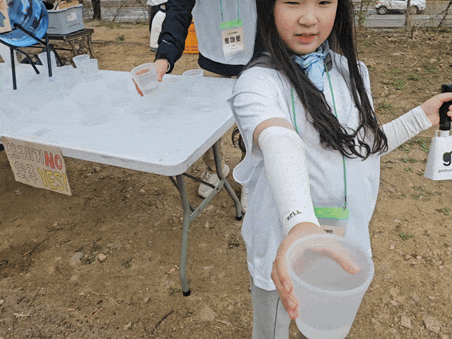 5일 오전 서울 마포 월드컵공원 평화광장에서 열린 ‘2026 무해런’ 급수대에서 다회용컵을 활용해 물을 나눠 주고 있다. 김광우 기자.