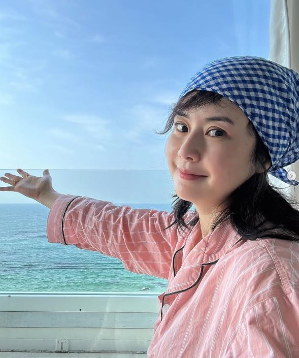 노란 수영복에 섹시한 몸매 어필하는 존예 처자