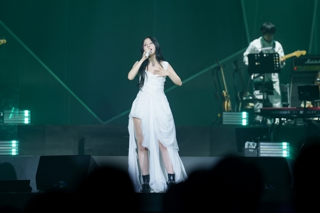 노란 수영복에 섹시한 몸매 어필하는 존예 처자