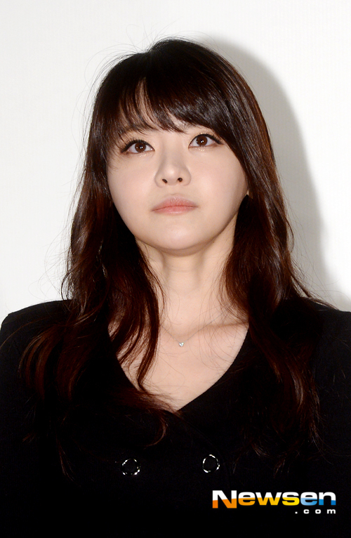 노란 수영복에 섹시한 몸매 어필하는 존예 처자