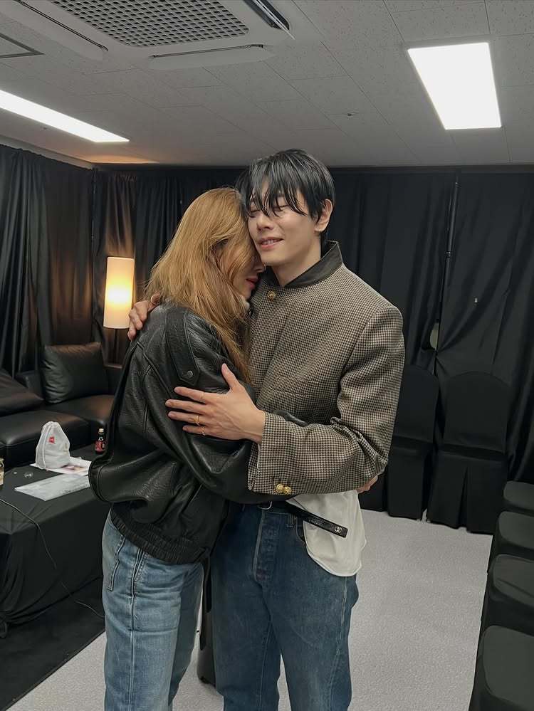 노란 수영복에 섹시한 몸매 어필하는 존예 처자