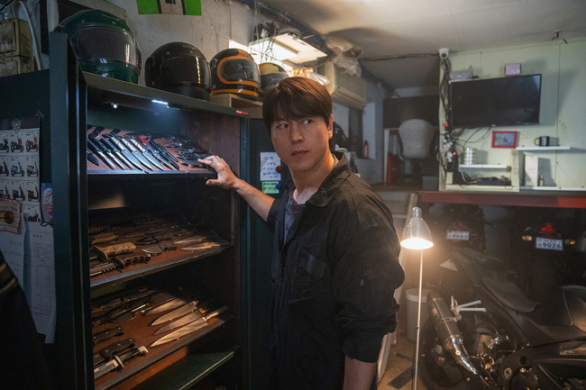 노란 수영복에 섹시한 몸매 어필하는 존예 처자