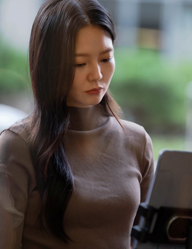 노란 수영복에 섹시한 몸매 어필하는 존예 처자