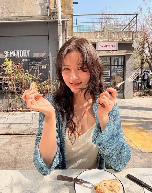 노란 수영복에 섹시한 몸매 어필하는 존예 처자