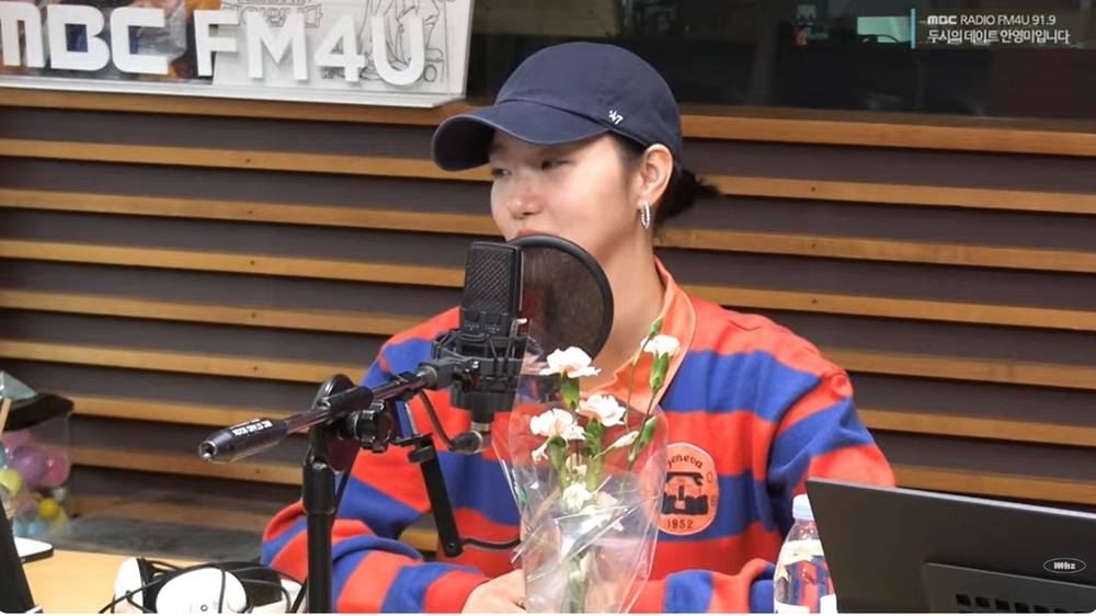 노란 수영복에 섹시한 몸매 어필하는 존예 처자