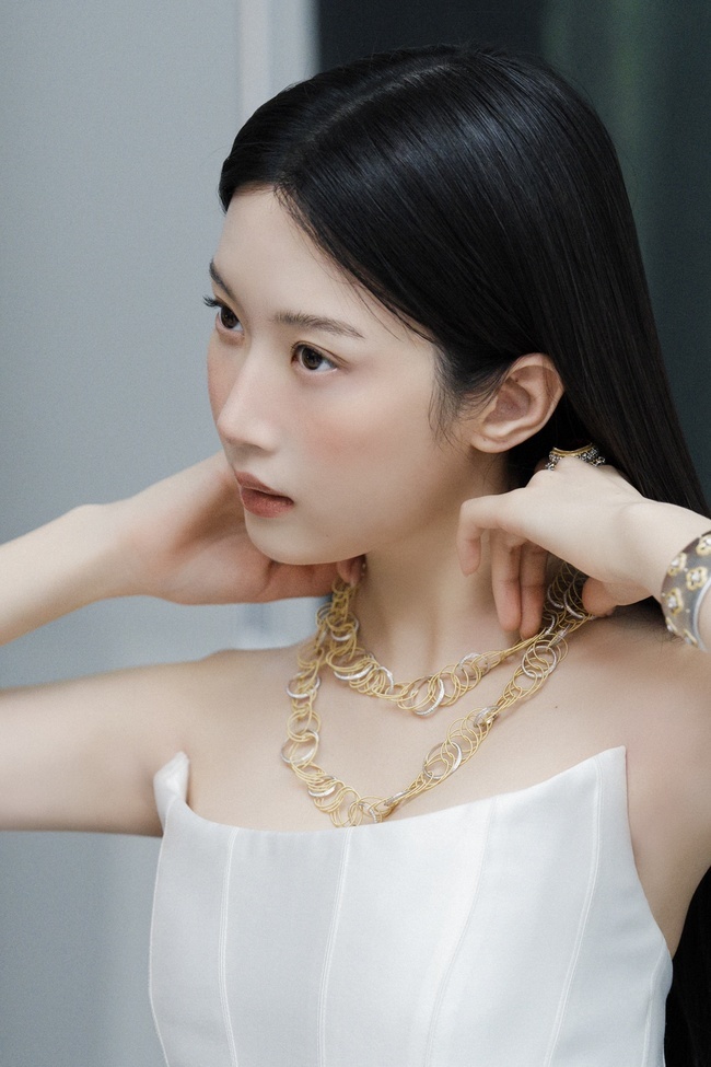 노란 수영복에 섹시한 몸매 어필하는 존예 처자