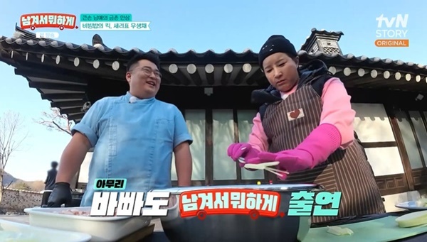 노란 수영복에 섹시한 몸매 어필하는 존예 처자