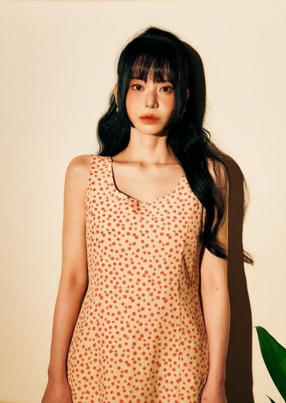 노란 수영복에 섹시한 몸매 어필하는 존예 처자