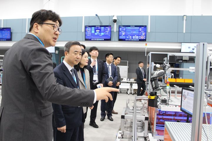 노란 수영복에 섹시한 몸매 어필하는 존예 처자