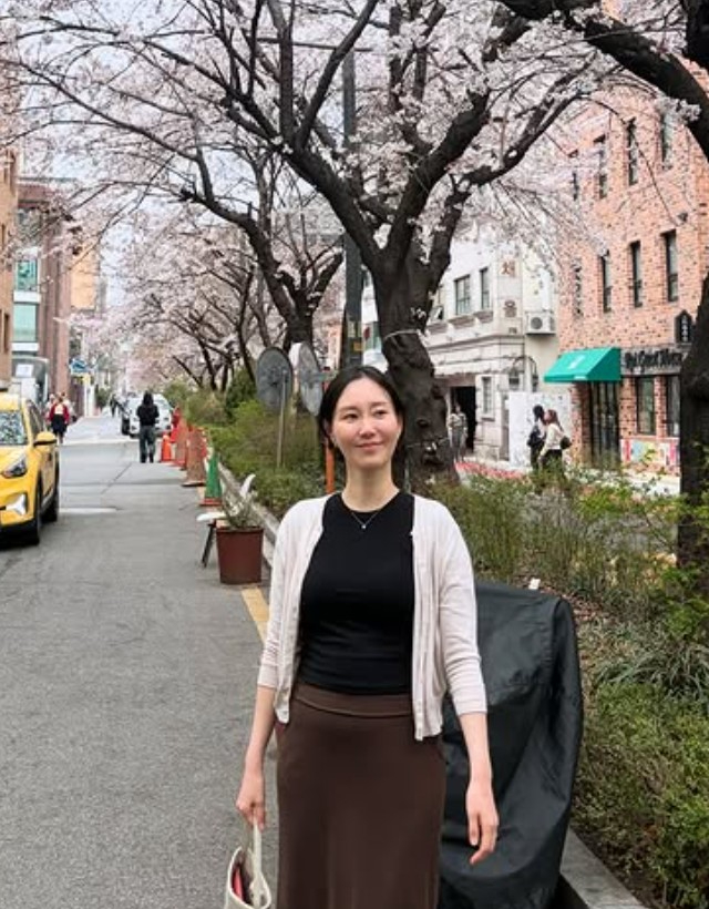 노란 수영복에 섹시한 몸매 어필하는 존예 처자