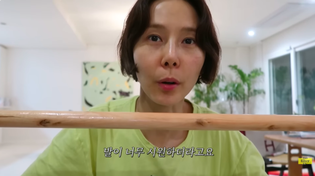 노란 수영복에 섹시한 몸매 어필하는 존예 처자