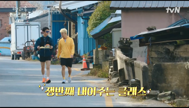 노란 수영복에 섹시한 몸매 어필하는 존예 처자