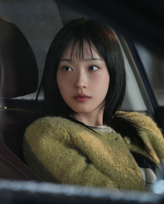 노란 수영복에 섹시한 몸매 어필하는 존예 처자