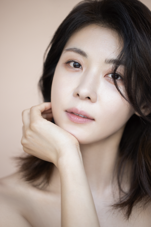 노란 수영복에 섹시한 몸매 어필하는 존예 처자