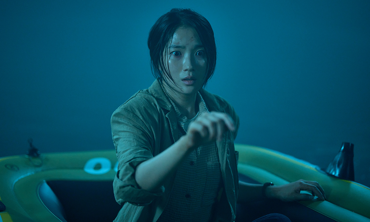 노란 수영복에 섹시한 몸매 어필하는 존예 처자