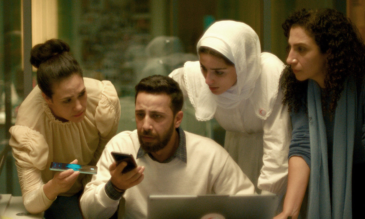 노란 수영복에 섹시한 몸매 어필하는 존예 처자