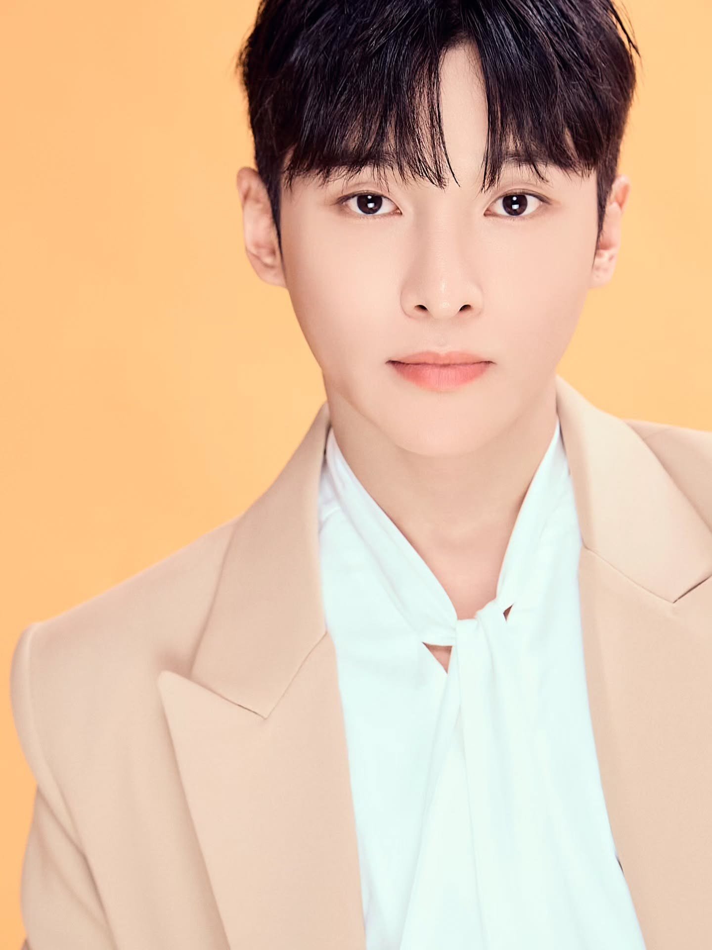 노란 수영복에 섹시한 몸매 어필하는 존예 처자