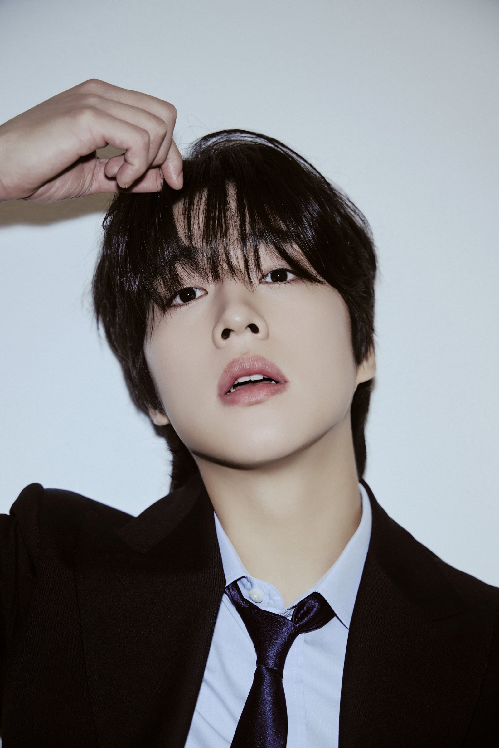 노란 수영복에 섹시한 몸매 어필하는 존예 처자