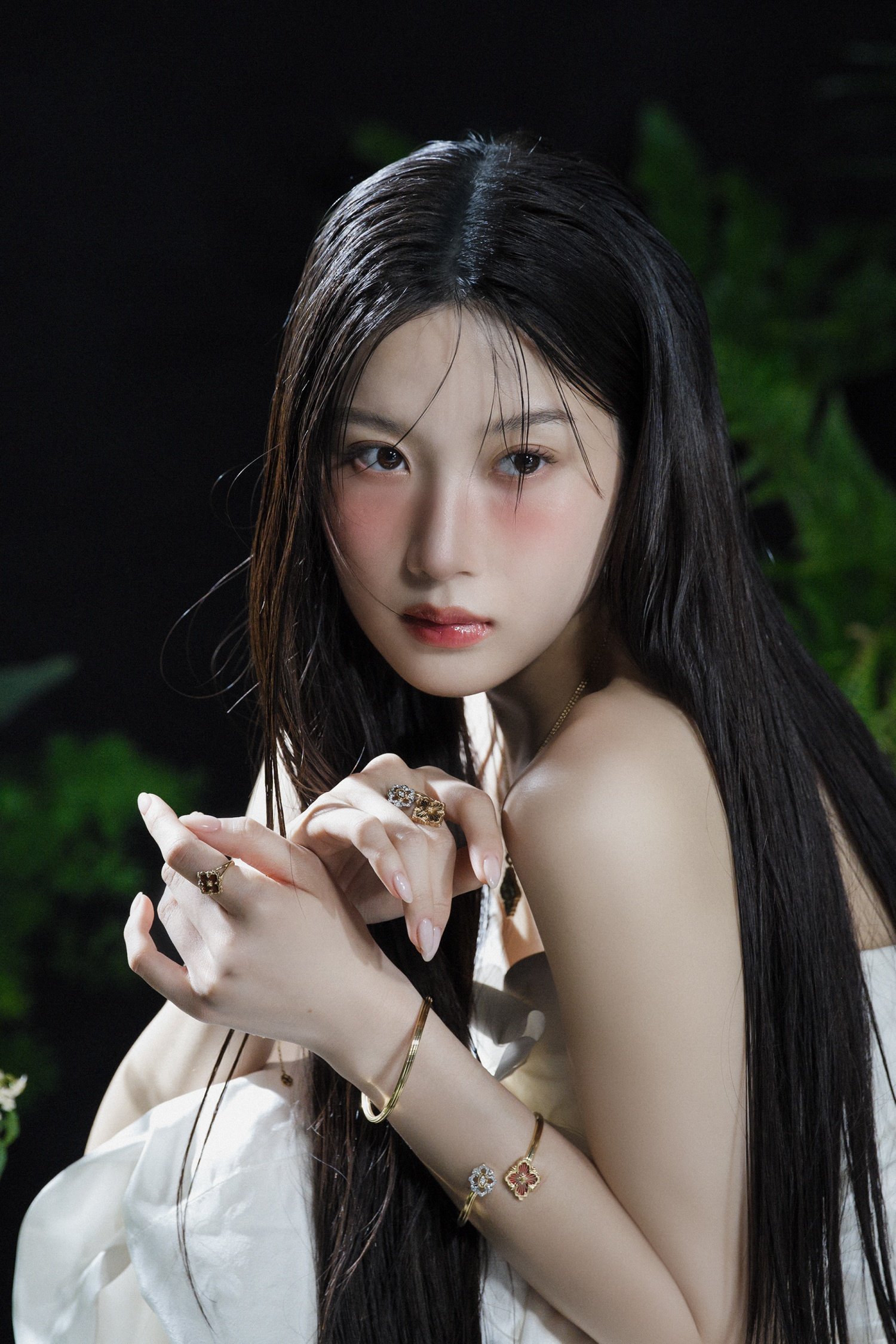 노란 수영복에 섹시한 몸매 어필하는 존예 처자