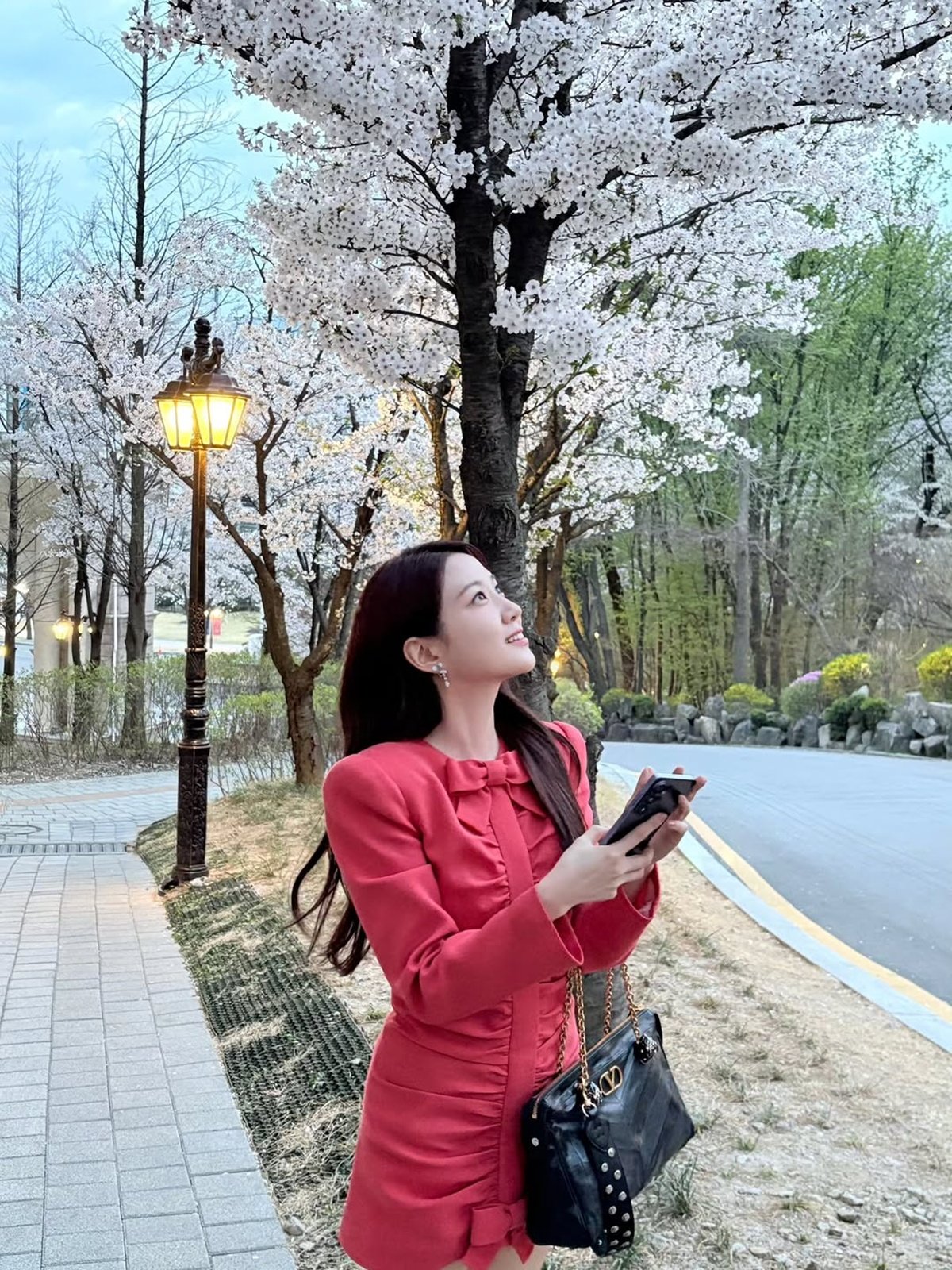 노란 수영복에 섹시한 몸매 어필하는 존예 처자