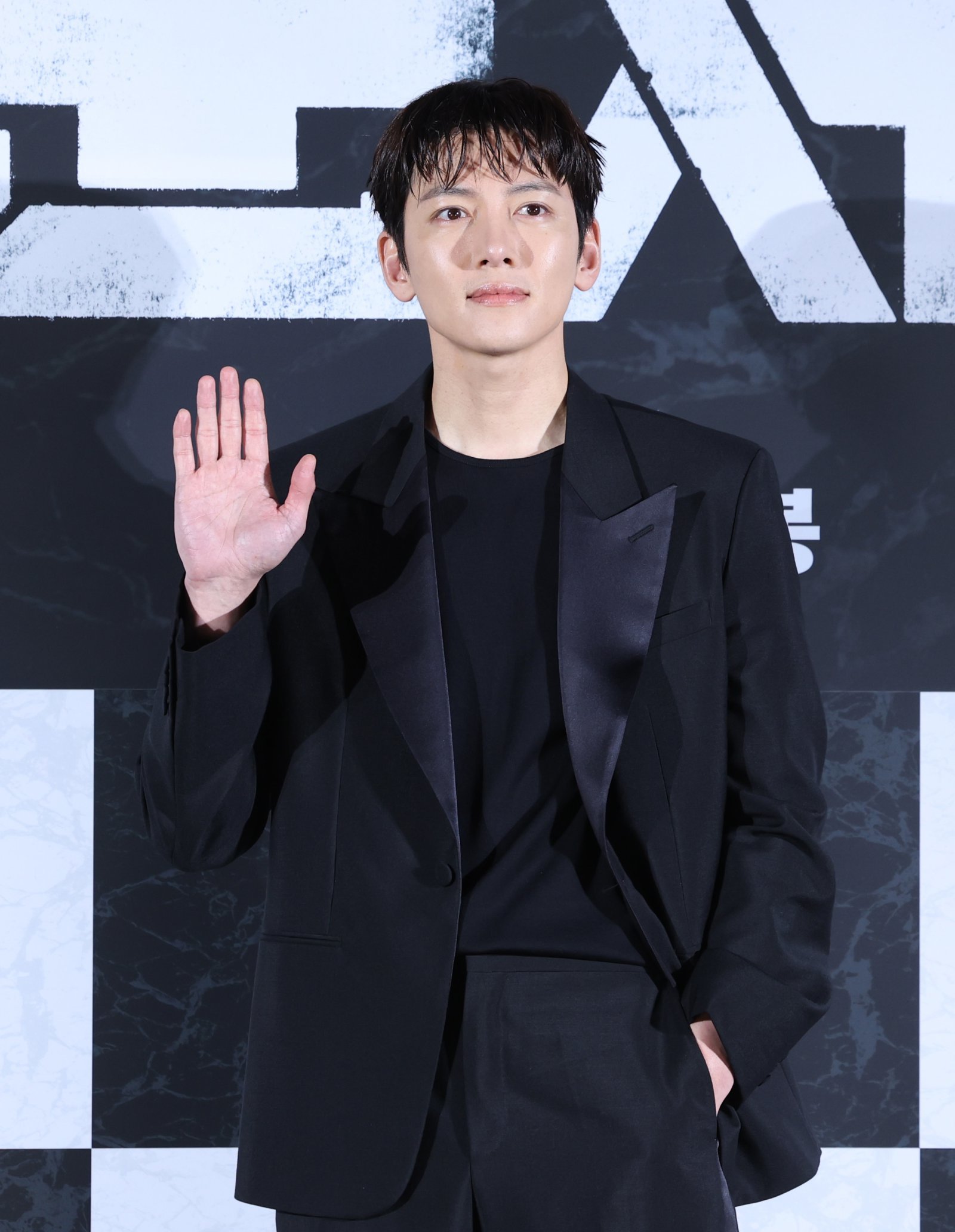 노란 수영복에 섹시한 몸매 어필하는 존예 처자