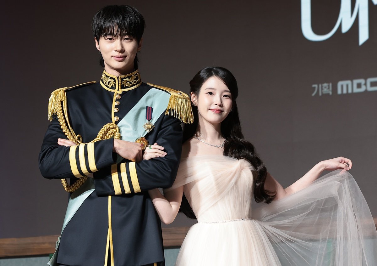 노란 수영복에 섹시한 몸매 어필하는 존예 처자