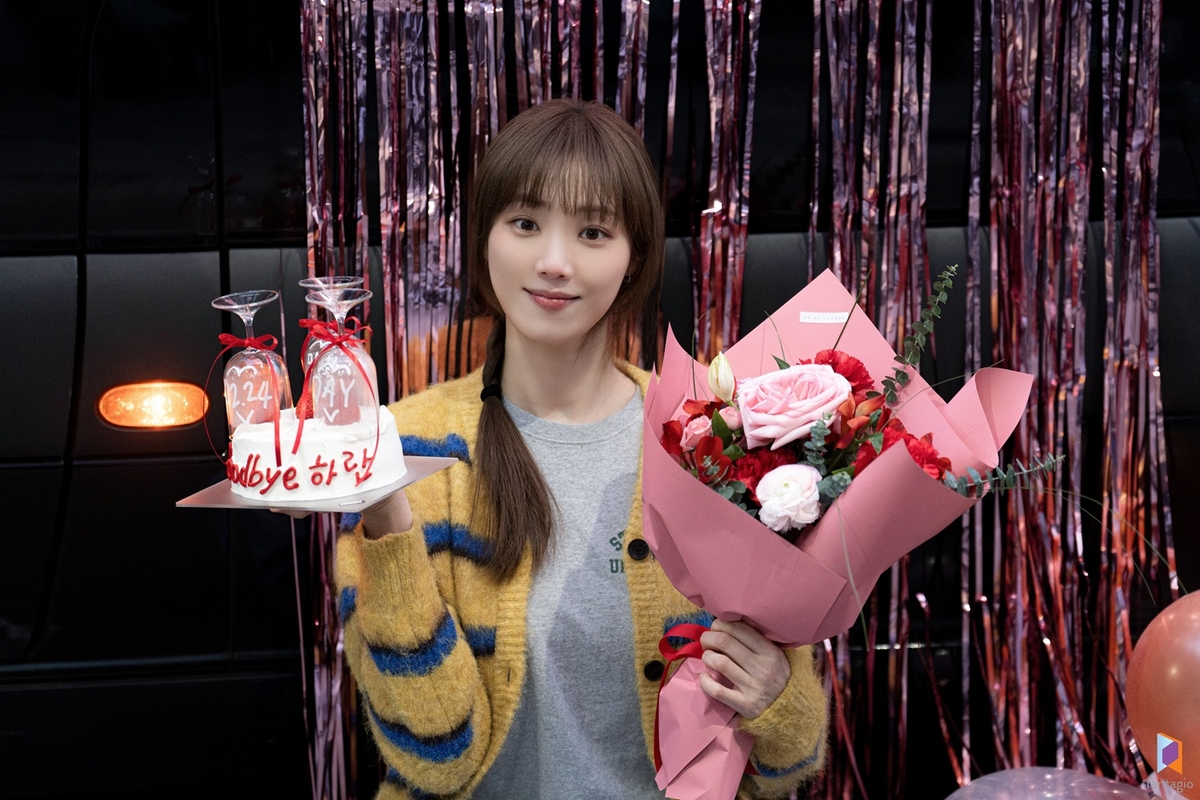 노란 수영복에 섹시한 몸매 어필하는 존예 처자