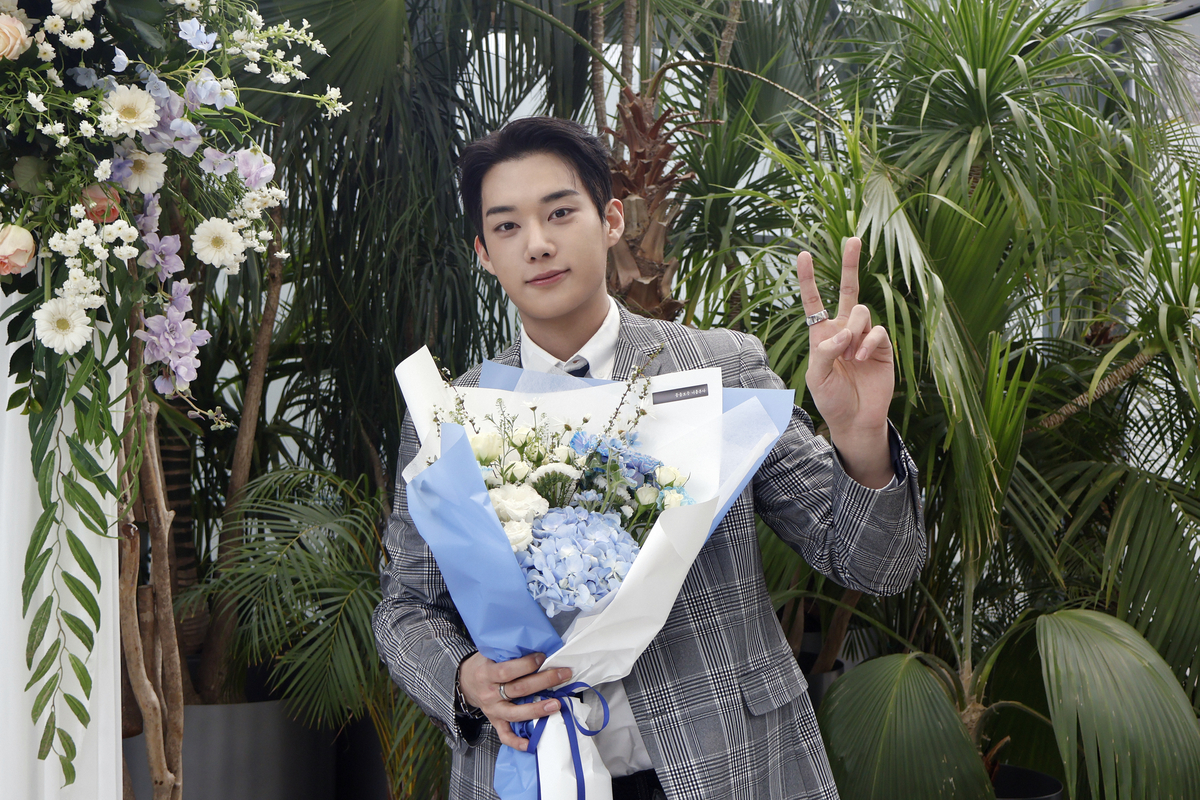 노란 수영복에 섹시한 몸매 어필하는 존예 처자