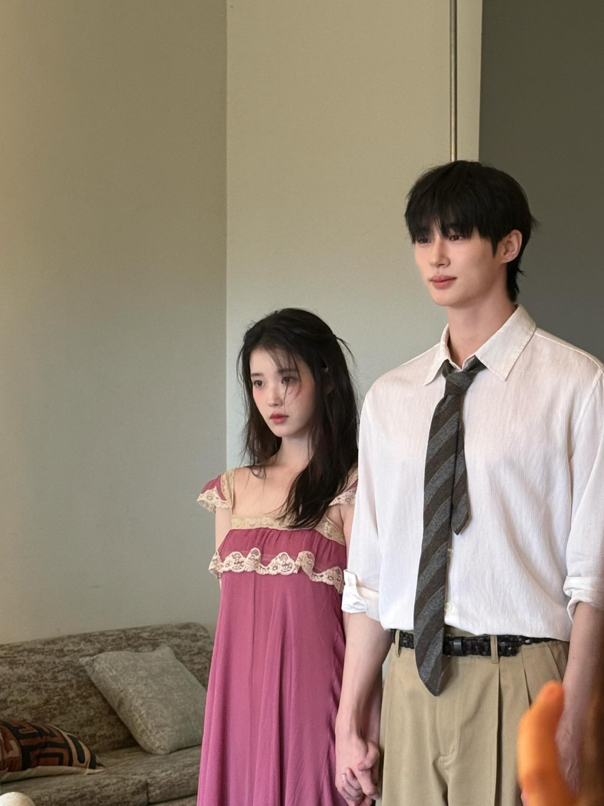 노란 수영복에 섹시한 몸매 어필하는 존예 처자