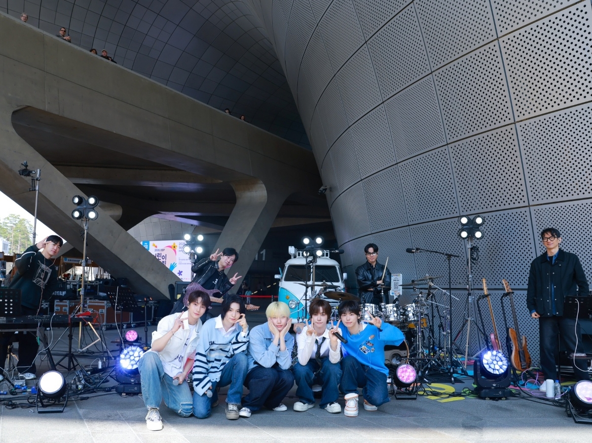 노란 수영복에 섹시한 몸매 어필하는 존예 처자