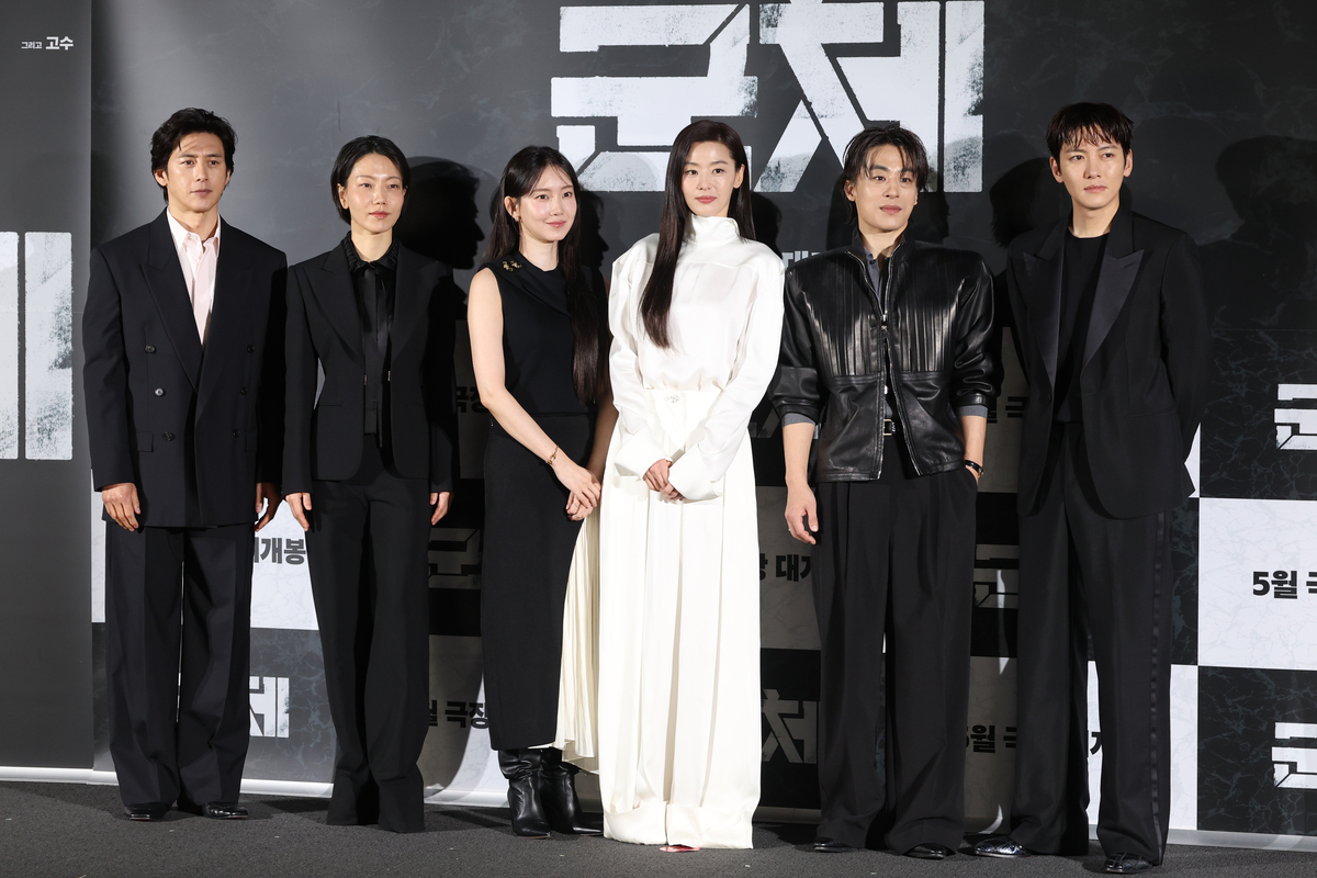 노란 수영복에 섹시한 몸매 어필하는 존예 처자