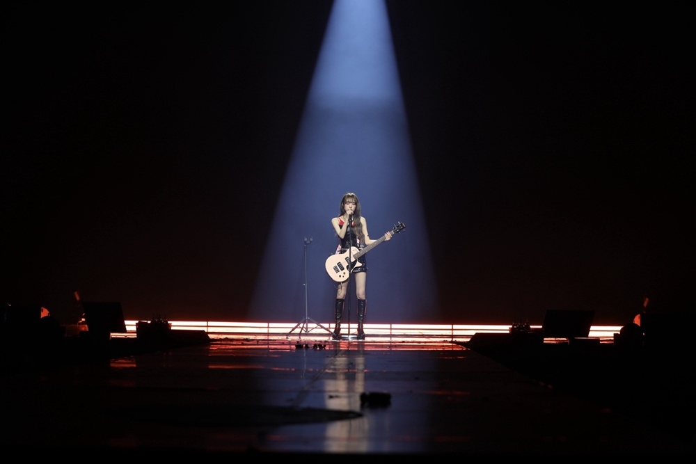 노란 수영복에 섹시한 몸매 어필하는 존예 처자