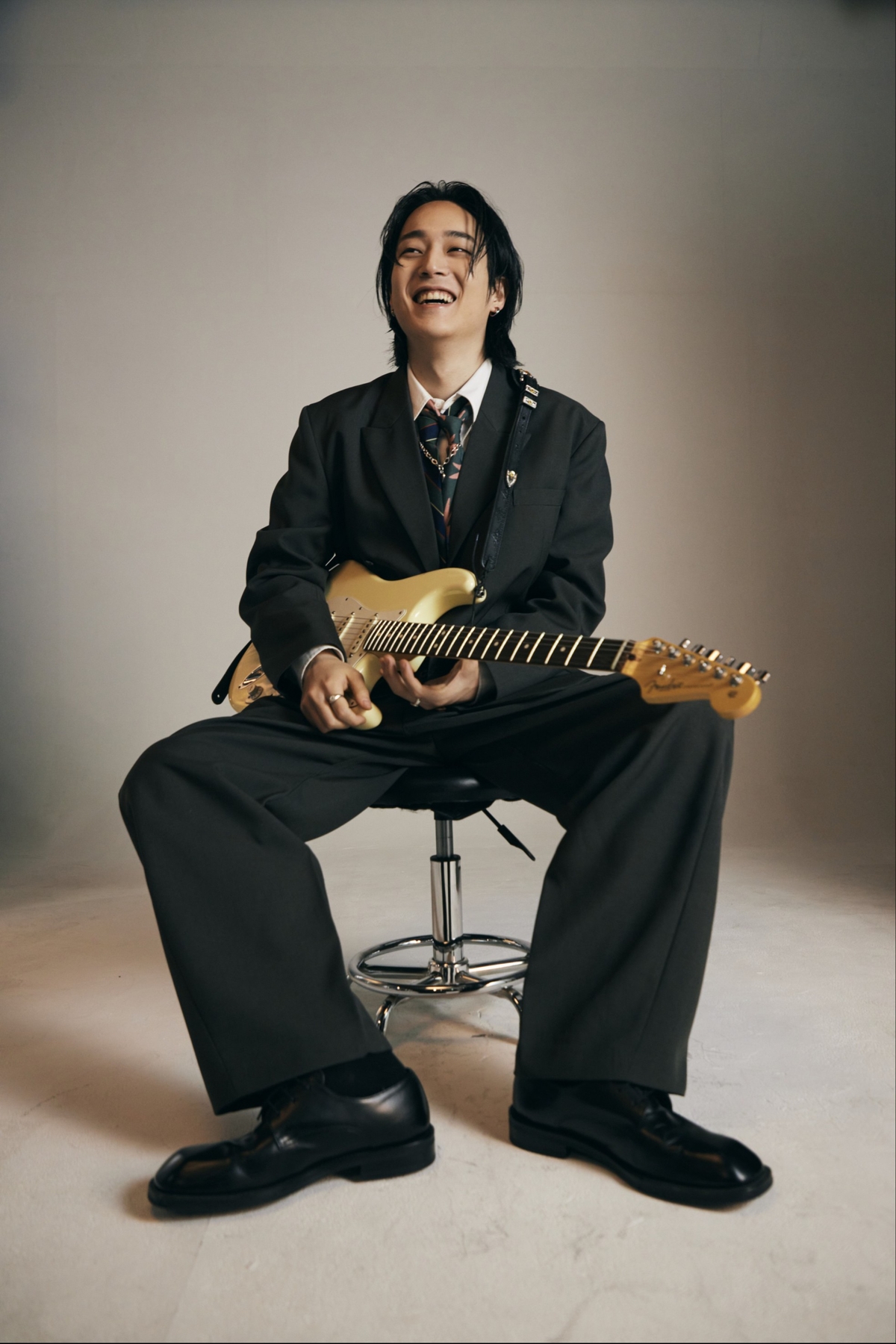 노란 수영복에 섹시한 몸매 어필하는 존예 처자