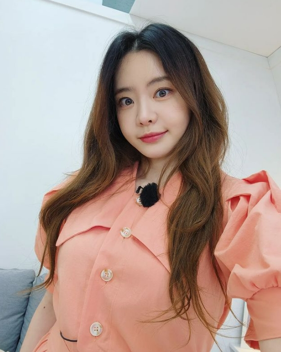 노란 수영복에 섹시한 몸매 어필하는 존예 처자