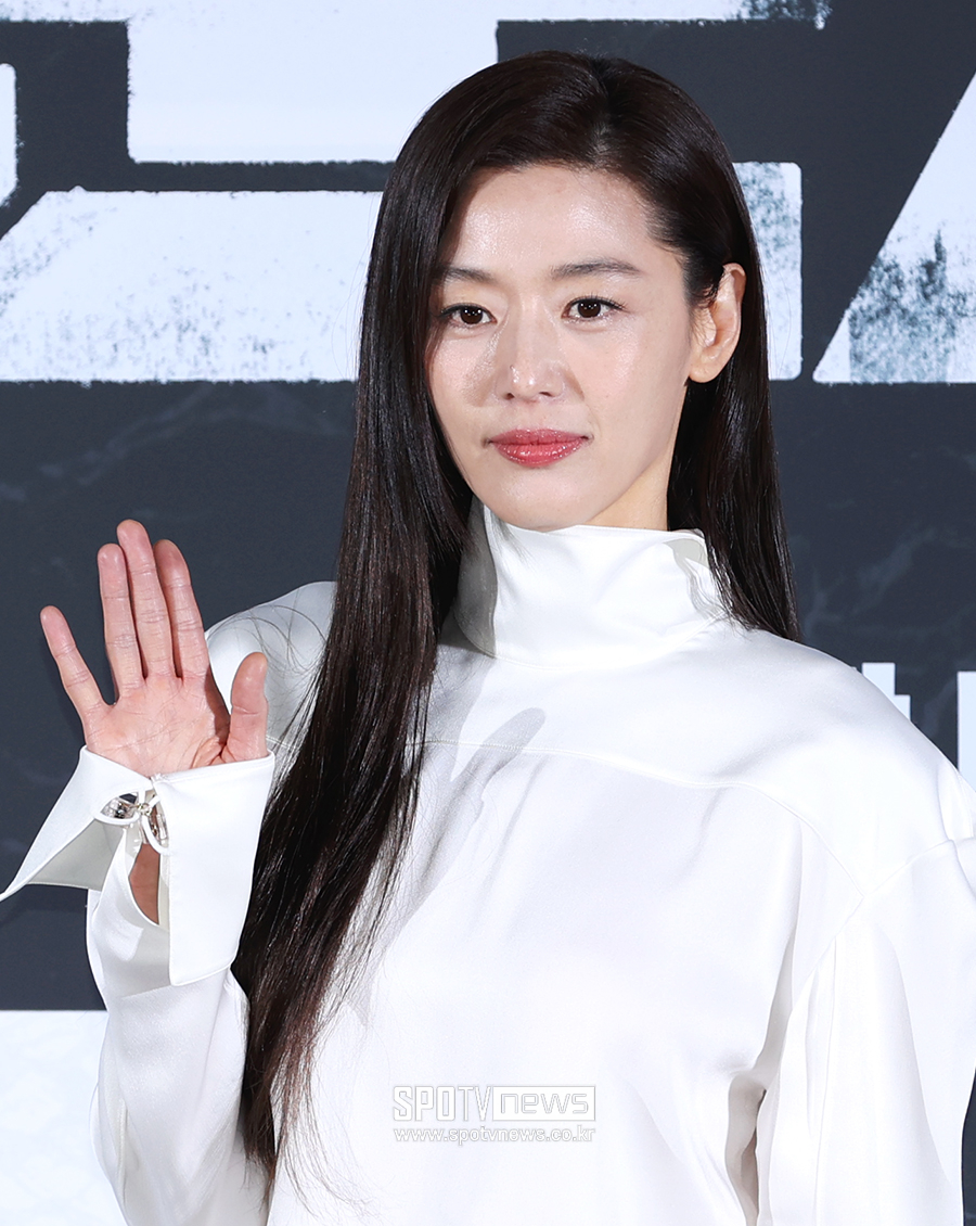 노란 수영복에 섹시한 몸매 어필하는 존예 처자