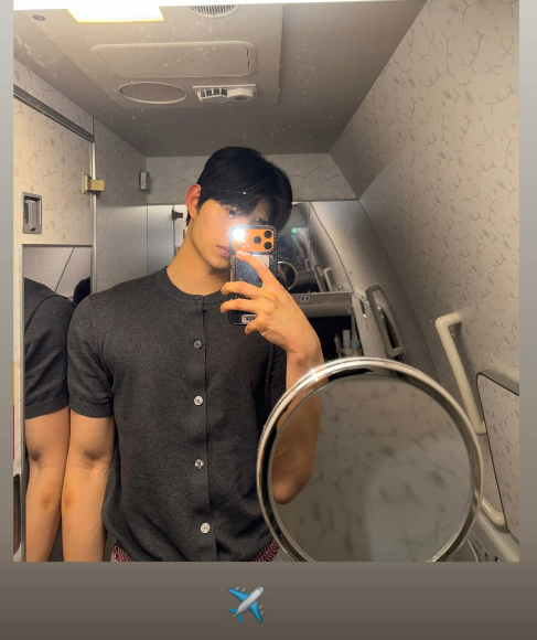 노란 수영복에 섹시한 몸매 어필하는 존예 처자