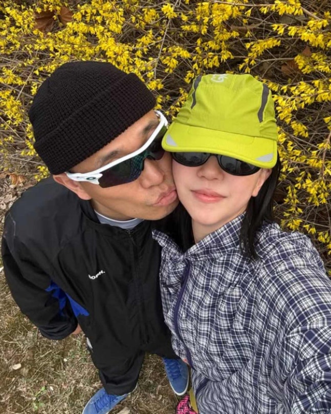 노란 수영복에 섹시한 몸매 어필하는 존예 처자