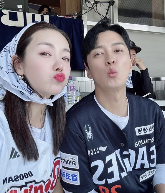 노란 수영복에 섹시한 몸매 어필하는 존예 처자