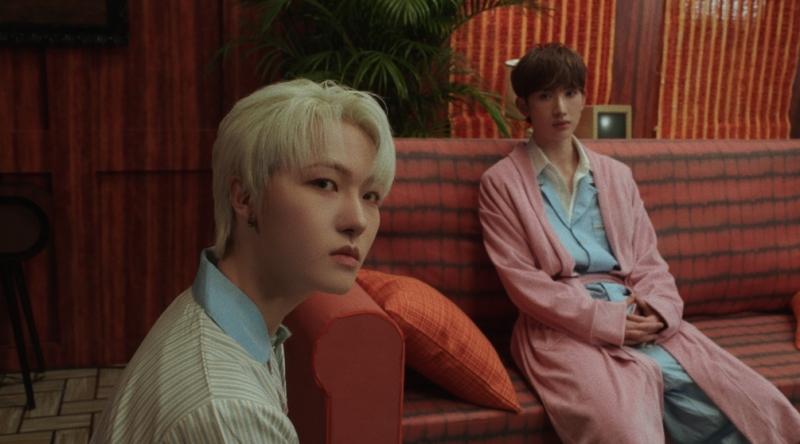 노란 수영복에 섹시한 몸매 어필하는 존예 처자