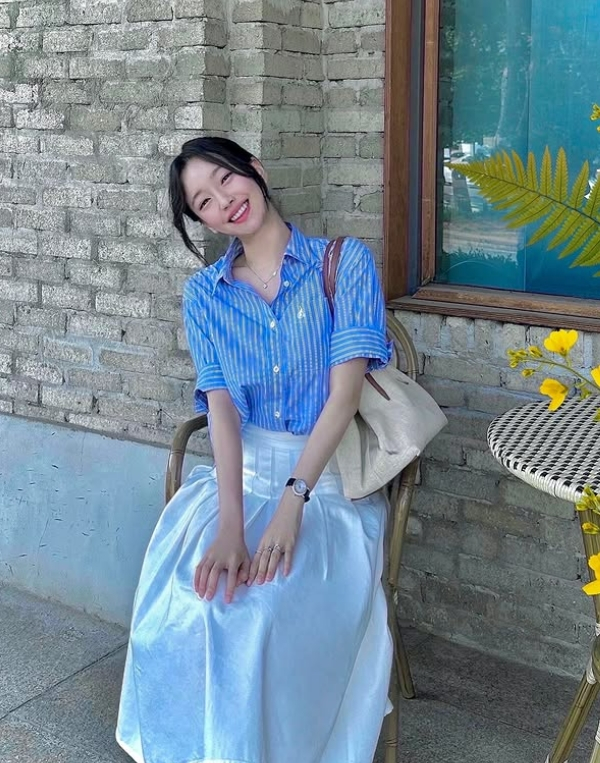 노란 수영복에 섹시한 몸매 어필하는 존예 처자