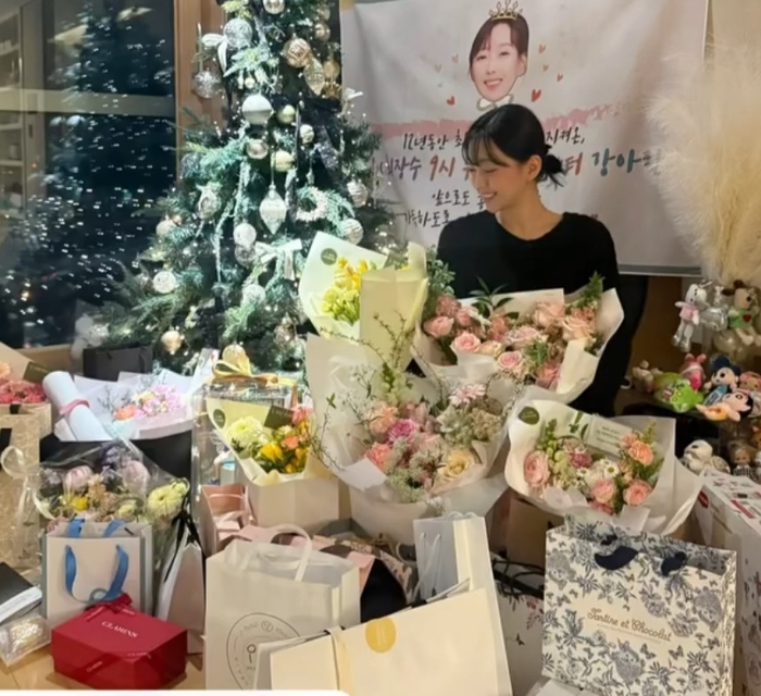 노란 수영복에 섹시한 몸매 어필하는 존예 처자